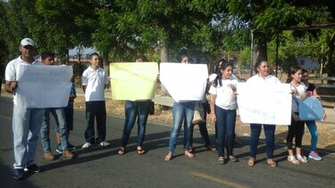 Estudiantes marchan para pedir nombramiento de docente en Guararé