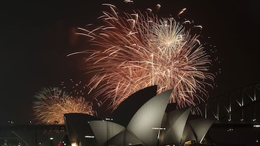 Cohetes y fiestas en playas; el mundo recibe el 2015