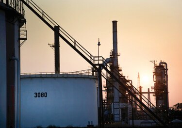 El petróleo cierra con baja ligera en espera de la reunión de OPEP+