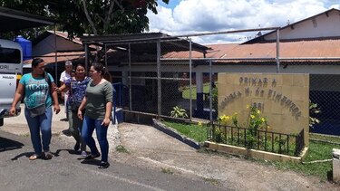 Padres reclaman auditoría en escuela de Los Pozos