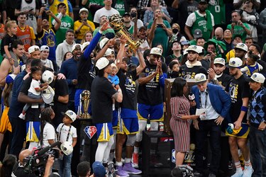 Los Warriors regresan a la cima de la NBA y Curry recibe por fin su MVP