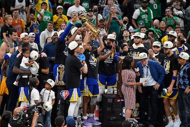 Los Warriors regresan a la cima de la NBA y Curry recibe por fin su MVP