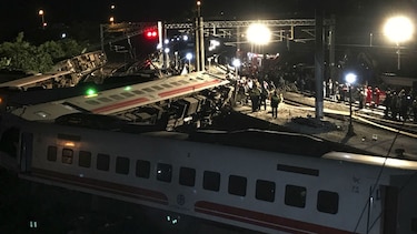 18 muertos en descarrilamiento de un tren en Taiwán