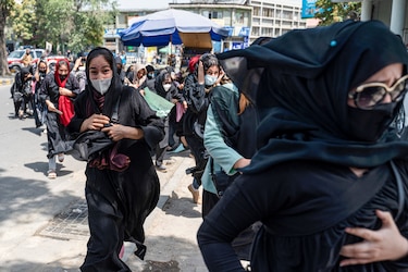 Talibanes disparan al aire para dispersar una manifestación de mujeres en Kabul
