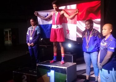 La boxeadora panameña Atheyna Bylon gana oro en torneo continental