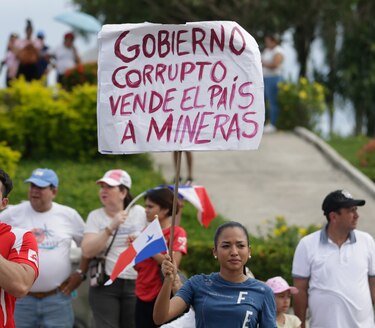 ‘Abajo el contrato minero’ piden los ciudadanos en una protesta en la cinta costera