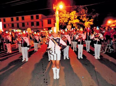 Multarán a quienes beban licor en los desfiles de Navidad