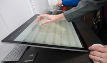 Microsoft devela nueva PC que compite con la iMac y anuncia era 3D