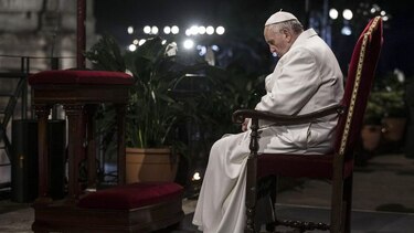 Papa preside procesión de Viernes Santo en el Coliseo