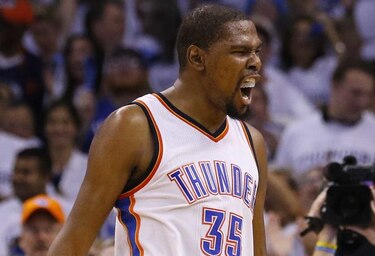 Durant anota 41 puntos y Thunder empata serie a Spurs