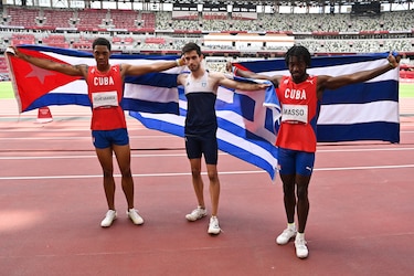 Tentoglou gana oro olímpico en salto largo; plata y bronce para los cubanos