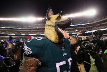 La historia de los hombres con máscaras de cabeza de perro