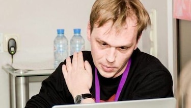 Hospitalizan a periodista de investigación detenido en Rusia