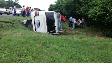 Al menos 15 heridos tras accidente de bus en Loma Campana