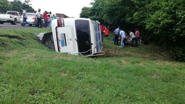 Al menos 15 heridos tras accidente de bus en Loma Campana