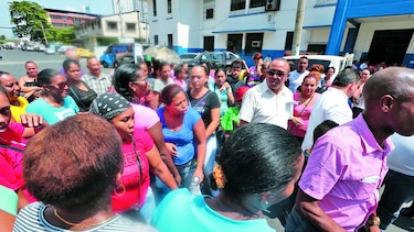 Padres de familia insisten en comenzar clases en estructuras escolares en malas condiciones