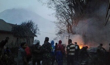 Volcán en Indonesia arroja nubes calientes; se reportan 3 muertos