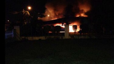 Incendio consume la residencia de los padres del cantautor Omar Alfanno