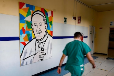 El papa no ha sufrido más crisis respiratorias y el broncoespasmo no afectó otros órganos
