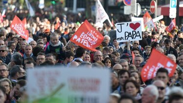 Francia se manifiesta contra la reproducción asistida de lesbianas y solteras