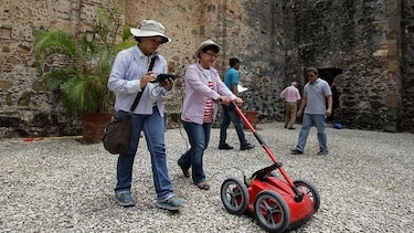 Estructuras históricas cubiertas bajo el suelo