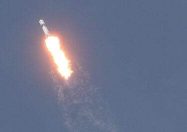 Despega cohete de SpaceX en histórico vuelo al espacio