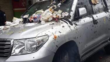 Ecuador: lanzan basura a carros de Rafael Correa