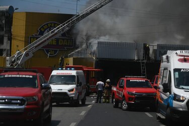 Bomberos continúan con las labores de extinción del fuego en un depósito en Calidonia: ya se cumplieron 8 horas