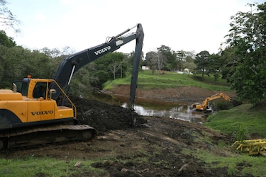 15,000 mil metros cúbicos de sedimentación y basura se extrae del río Cárdenas en Clayton