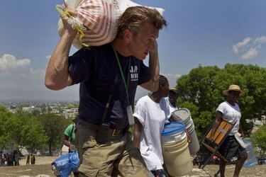 Sean Penn recibe premio por su labor humanitaria en Haití