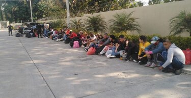 Arrestan a dos guatemaltecos por transportar en un camión a 80 migrantes 
