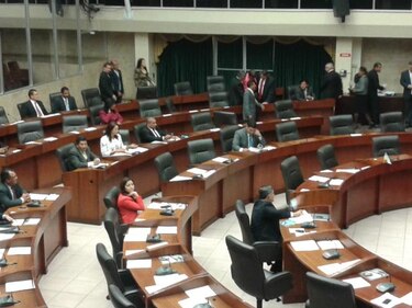 Pleno otorgaría licencia para ejercer abogacía a 12 diputados