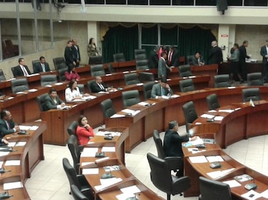 Pleno otorgaría licencia para ejercer abogacía a 12 diputados