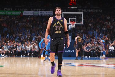 Luka Doncic estaría de vuelta en España para tratarse lesión en el isquitibial, según ESPN