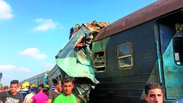 Una colisión entre dos trenes deja 37 muertos