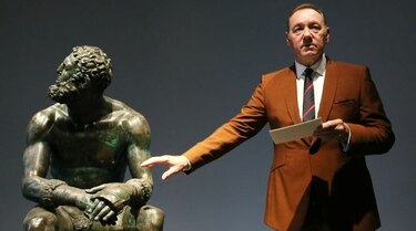 Kevin Spacey  reaparece leyendo poesía en  un museo de Roma
