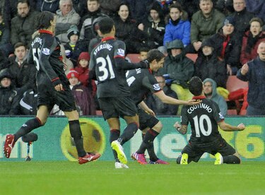 El Liverpool prosigue su escalada; el Tottenham salva un punto