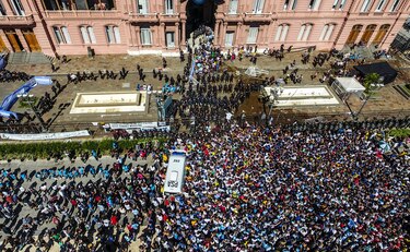 Incidentes en Casa Rosada obligan a retirar féretro de Maradona de capilla ardiente