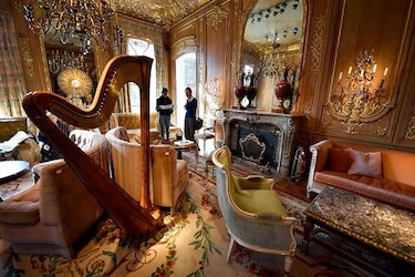 La subasta de mobiliario del hotel Ritz de París desata pasiones