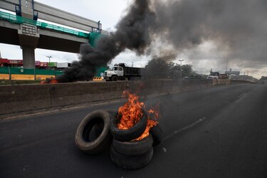 Se paraliza el transporte terrestre y el comercio con  Centroamérica