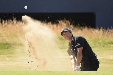 Kisner empieza como líder del Abierto Británico; Tiger Woods alcanza el par