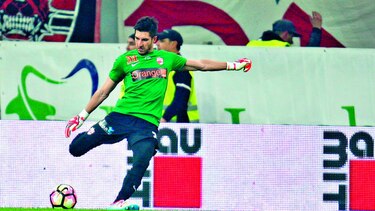 Penedo volvería para el clásico