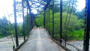 Viejo puente colgante entre Remedios y Las Lajas, en mal estado