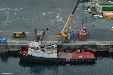Barco entrega piezas y suministros en puerto de la mina de cobre 