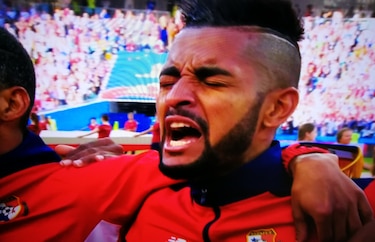 La  imagen de Aníbal Godoy cantando el himno recorrió el mundo