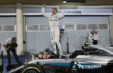 Rosberg domina en Bahréin tras choque de Hamilton
