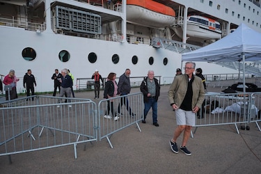 Confinan 1,700 personas por brote de gastroenteritis en un crucero en Francia; reportan una muerte