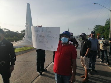 Pescadores artesanales cierran vías para exigir acciones frente al alto costo de los combustibles