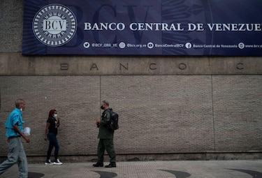 Qué significa para la economía de Venezuela que EU haya suavizado las sanciones contra los bancos estatales del país