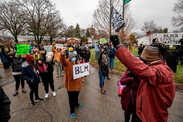 Muerte de un afroamericano desarmado a manos de un policía indigna de nuevo a Estados Unidos